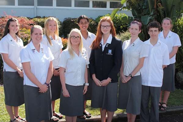 Photo Yr 11 Gold distinction medallion recipients 2014