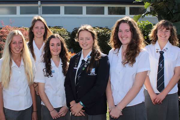 Photo Yr 12 Gold distinction medallion recipients 2014